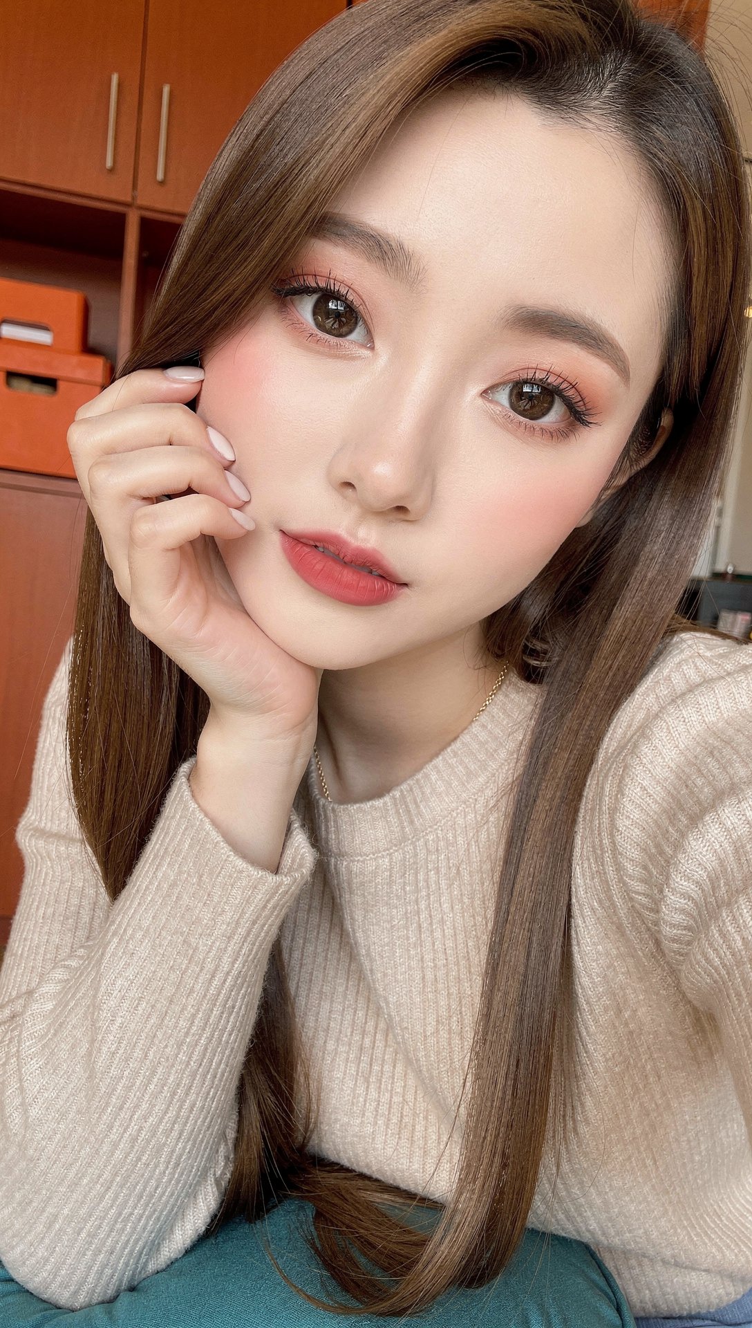 若い女性の自撮りポートレート — AI image prompt — FLUX 3 — Portrait, Realistic - 4