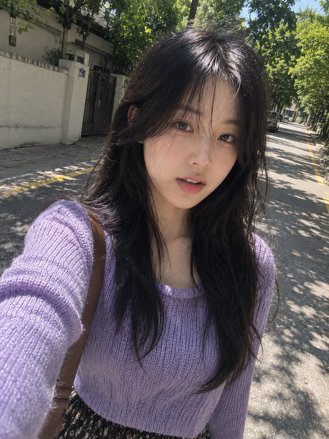 완전히 자연스럽고 포토리얼한 스마트폰 셀카로, 젊은 동아시아 여성이 조용한 가로수 길을 따라 걸으며 마치 걸으면서 직접 폰으로 빠르게 셀카를 찍은 것처럼 보이는 사진. 그녀는 긴  — AI image prompt — GPT Image 2