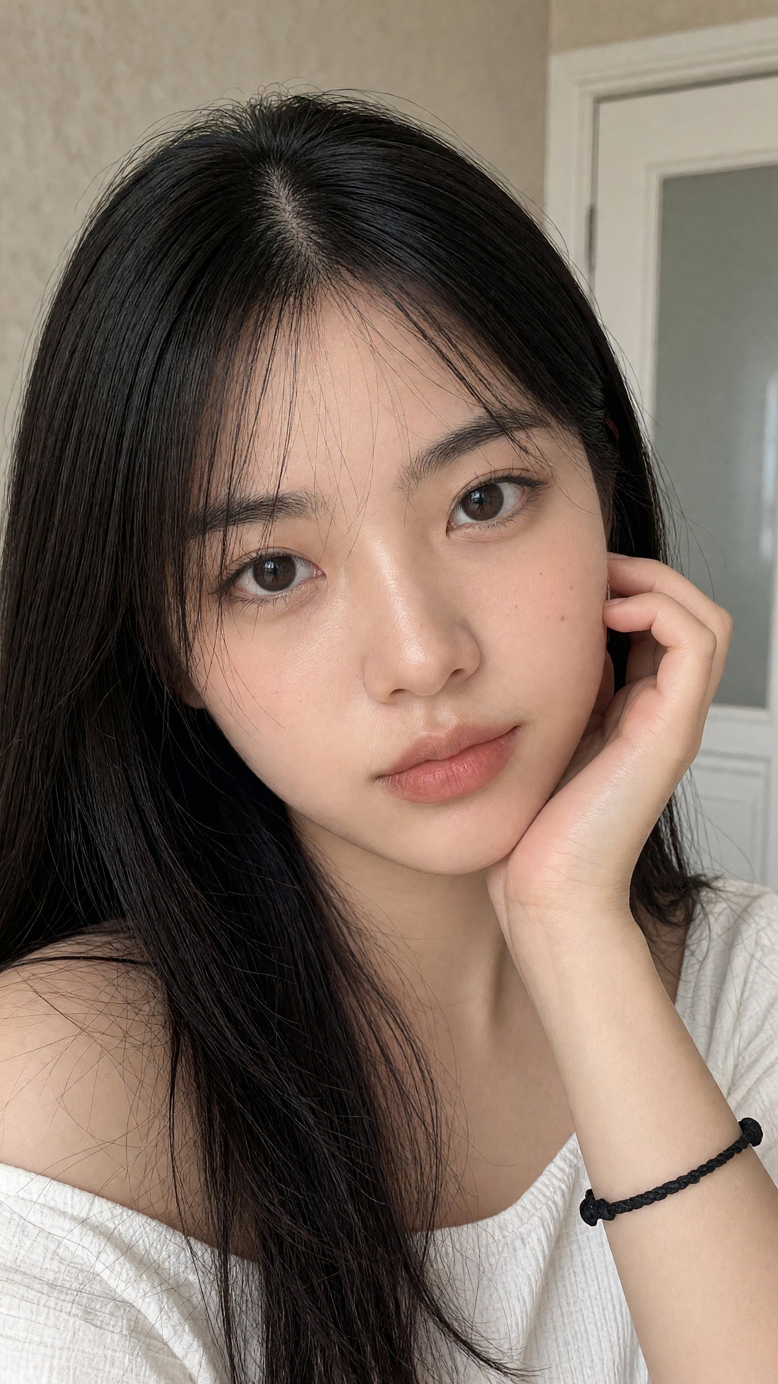 젊은 동아시아 여성 클로즈업 셀카 — AI image prompt — Grok Imagine 2 — Portrait, Realistic, Digital Art - 3