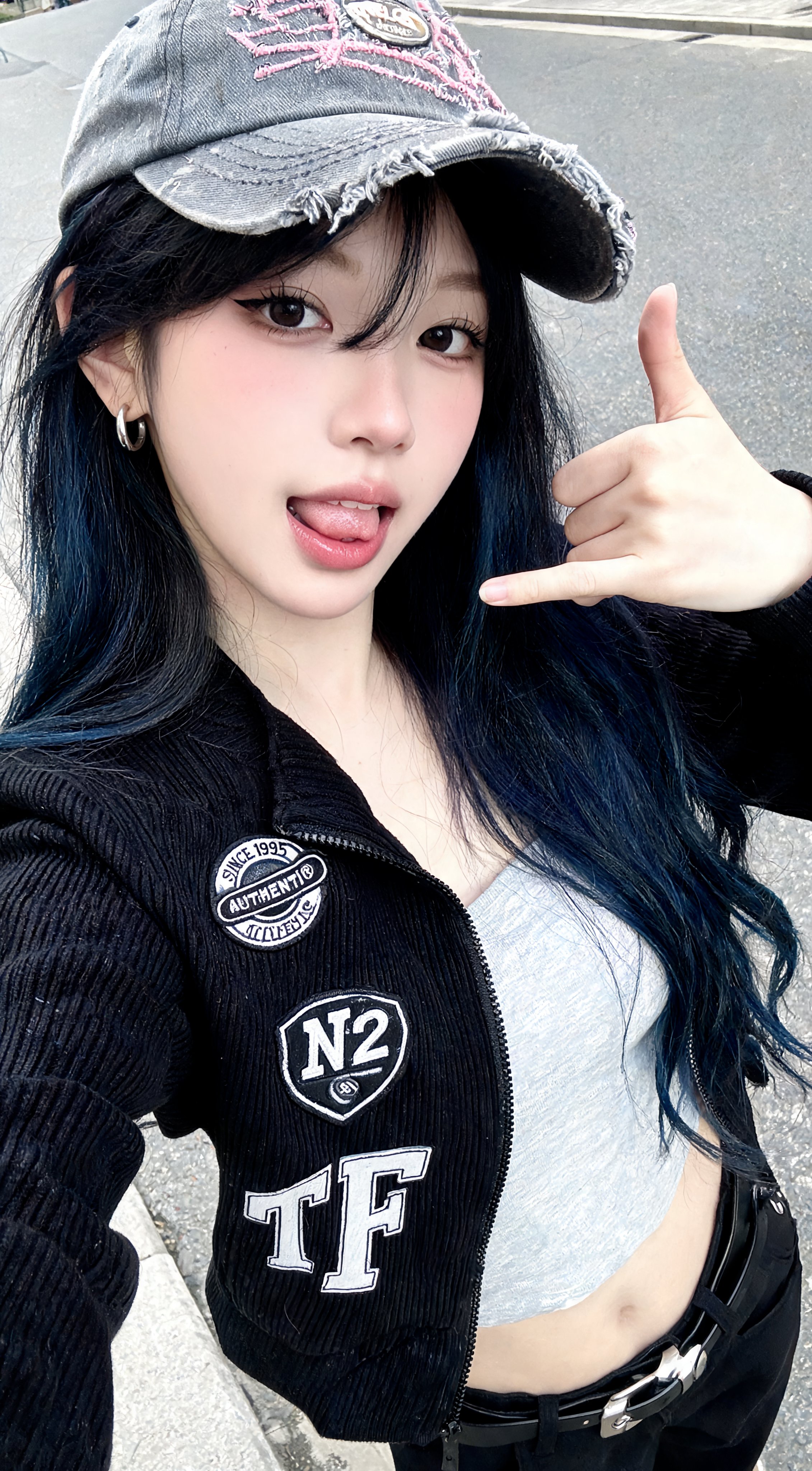 Playful Streetwear Selfie of Young Woman — AI image prompt — Seedream 5 — Fashion, Realistic, Portrait - 2