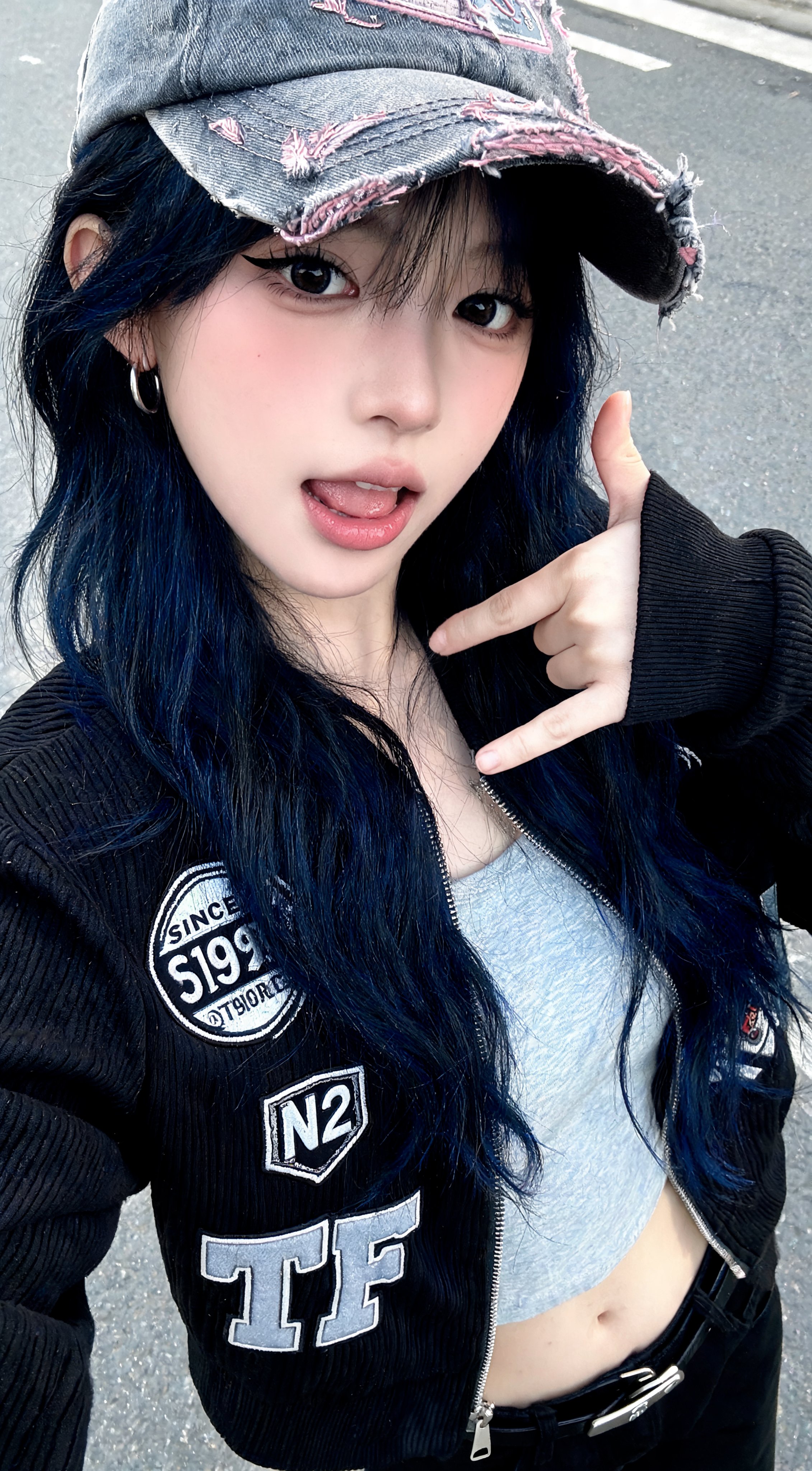 Playful Streetwear Selfie of Young Woman — AI image prompt — Seedream 5 — Fashion, Realistic, Portrait - 3
