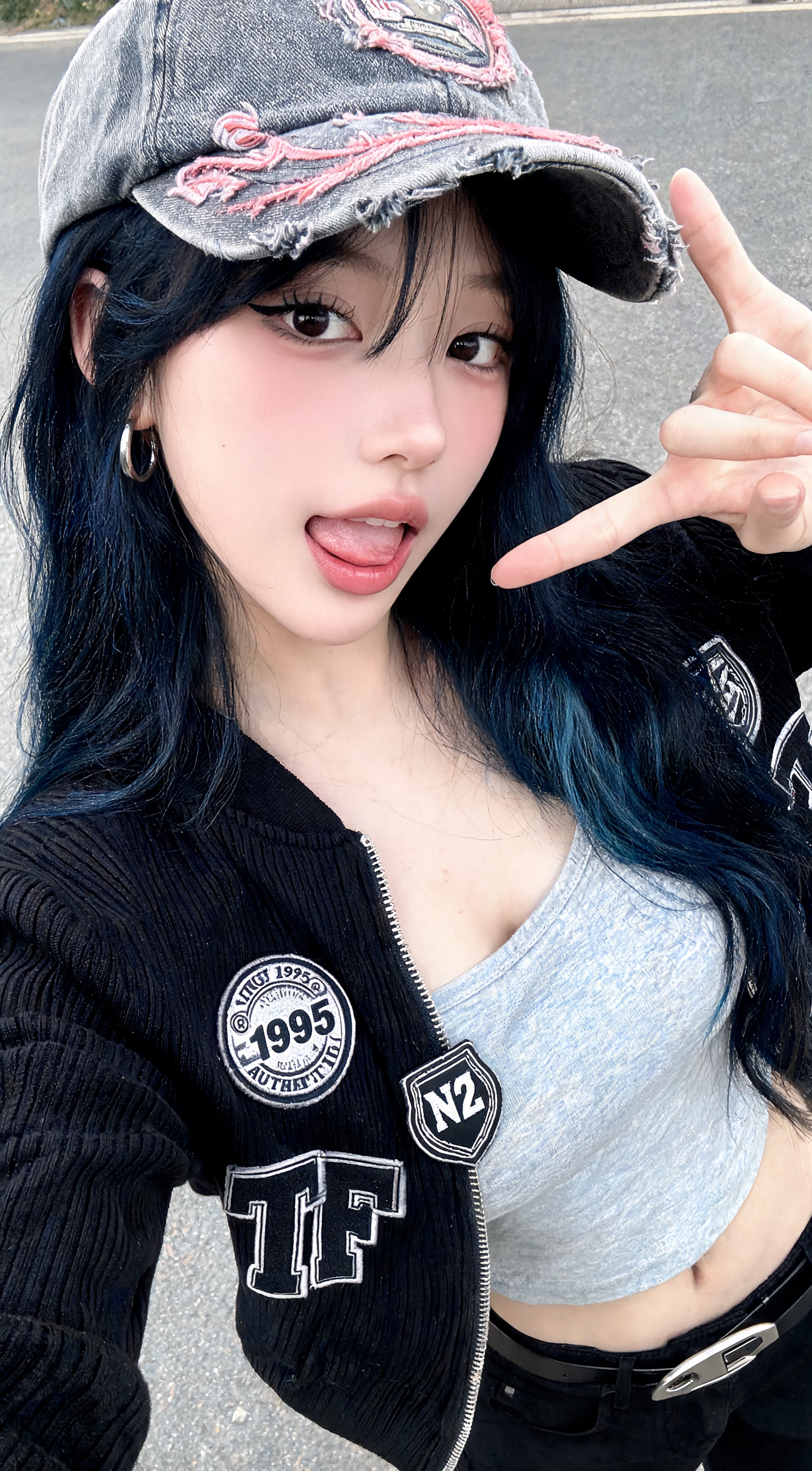Playful Streetwear Selfie of Young Woman — AI image prompt — Seedream 5 — Fashion, Realistic, Portrait - 4