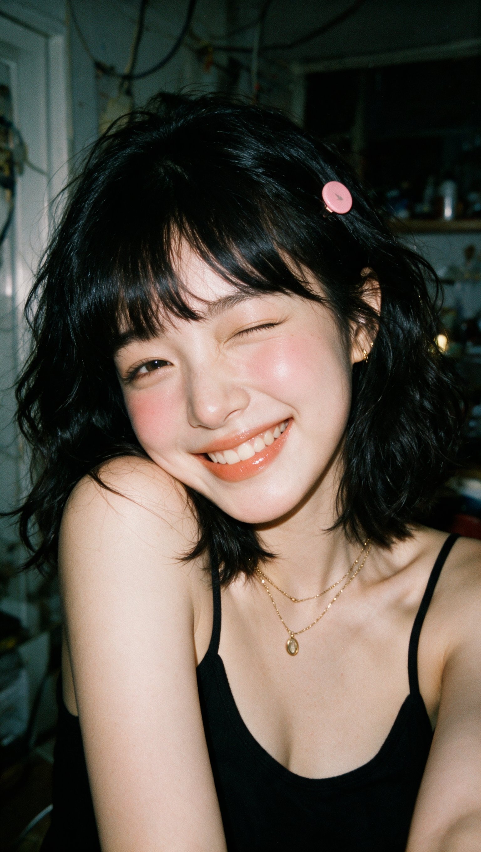 20대 초반의 동아시아 젊은 여성을 클로즈업한 사실적인 인물 사진. 맑고 촉촉한 피부와 볼에 은은한 장밋빛 블러셔가 얹혀 있다. 어깨까지 오는 웨이브진 검은 머리는 약간 헝클어지고 — AI image prompt — Seedream 5