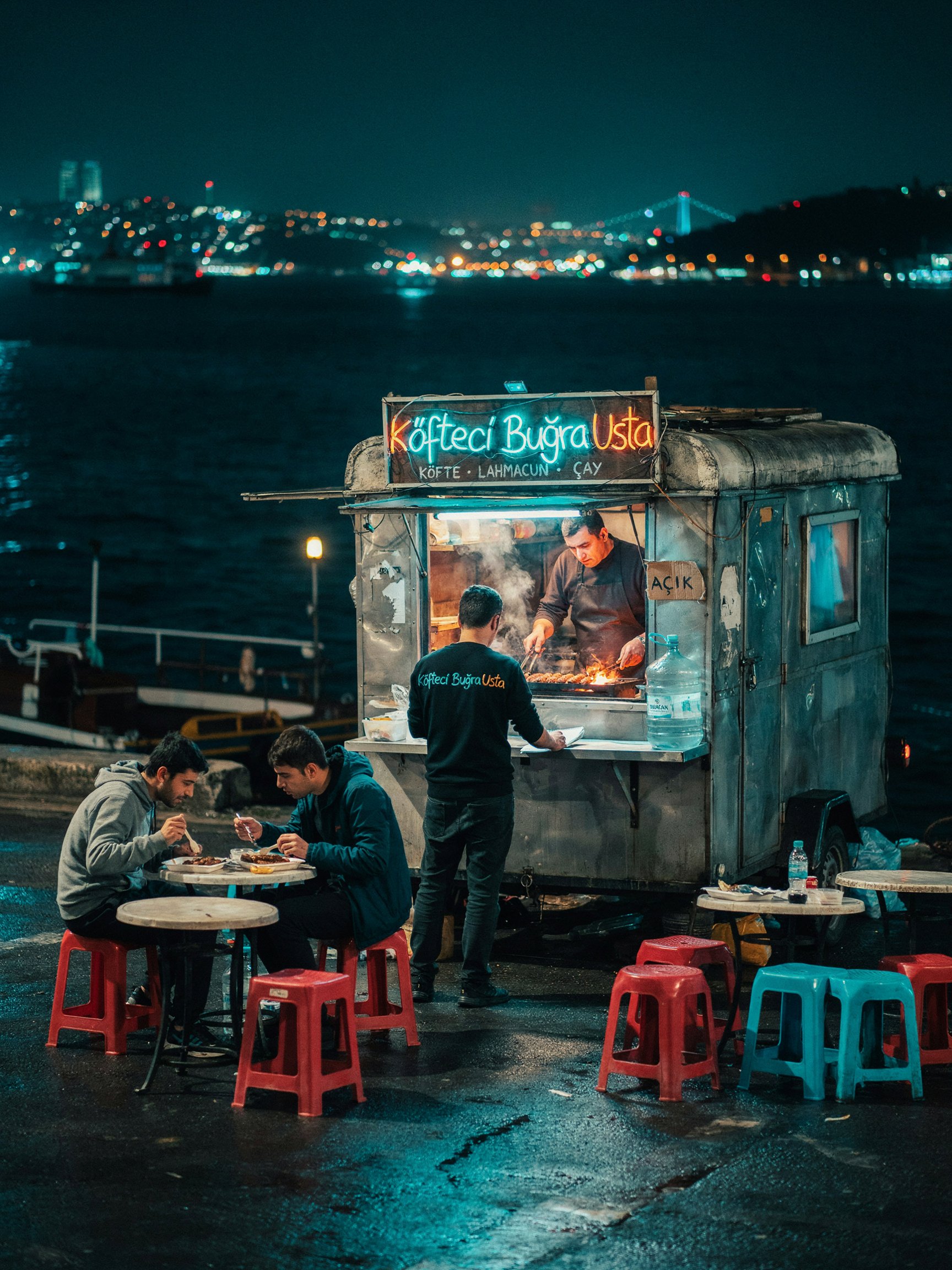 伊斯坦布尔博斯普鲁斯夜市小吃摊 — AI image prompt — Nano Banana — Street Photography, Cinematic, Realistic - 4