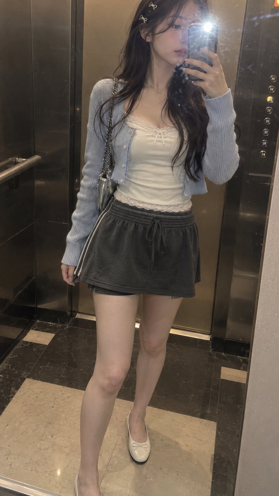 한국풍 레이스 레이어드 캐주얼 아이폰 사진 — AI image prompt — GPT Image 2.5 — Fashion, Realistic, Portrait - 3