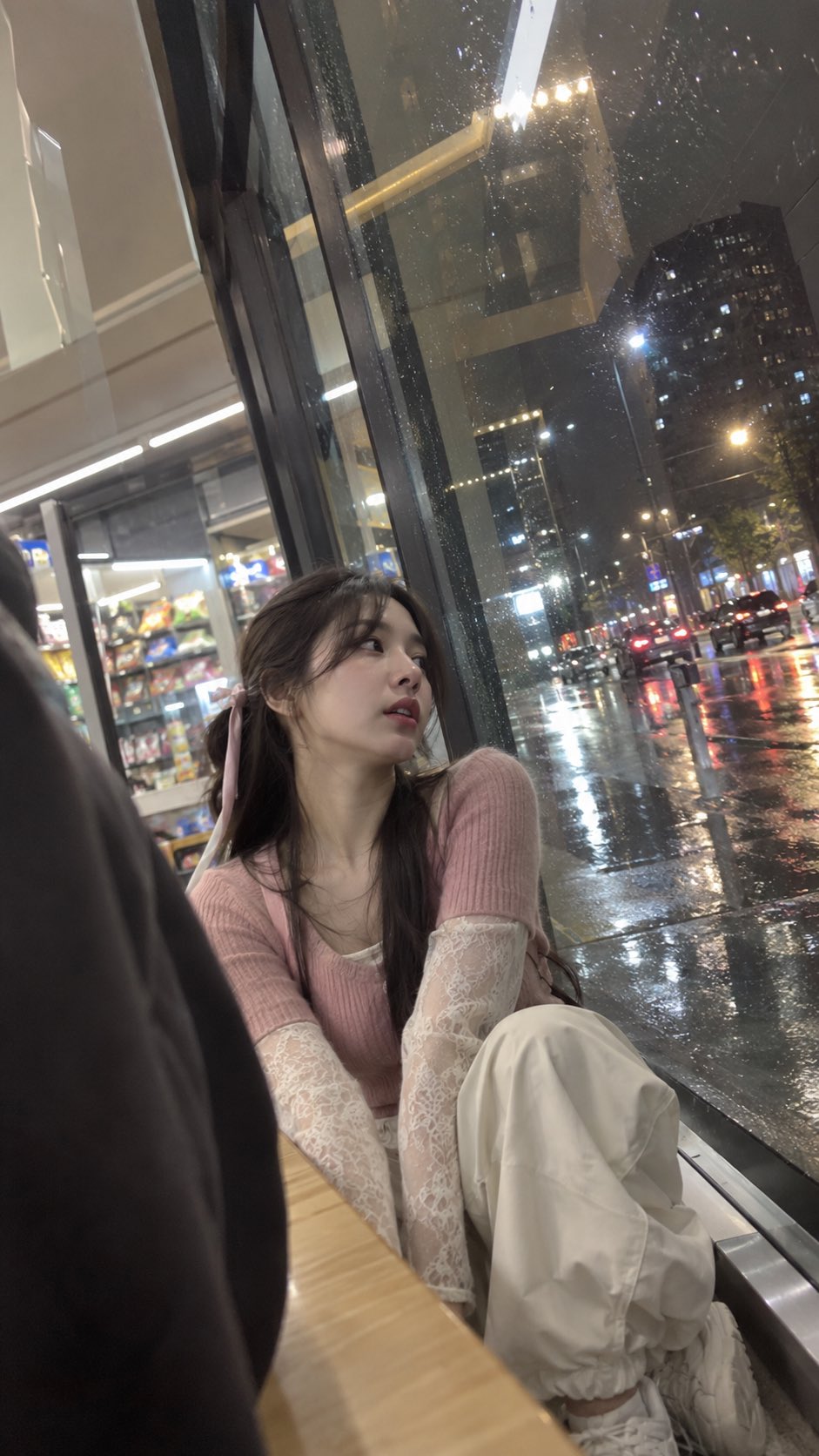 한국풍 레이스 레이어드 캐주얼 아이폰 사진 — AI image prompt — GPT Image 2.5 — Fashion, Realistic, Portrait - 4