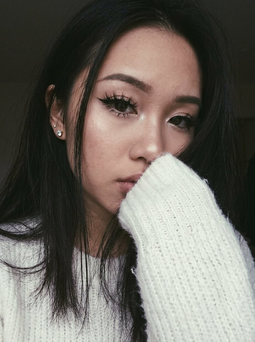 Close-up. Create a photorealistic selfie in a Pinterest aesthetic

Pose: the girl is taking a selfie — AI image prompt — Nano Banana